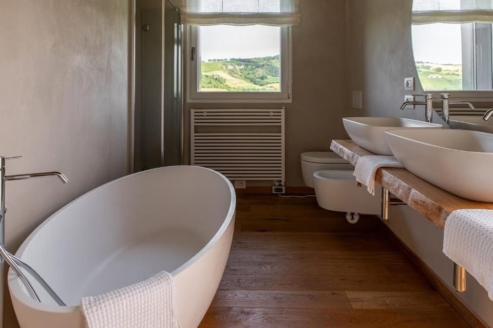 Combined shower/tub, free toiletries, hair dryer, bidet