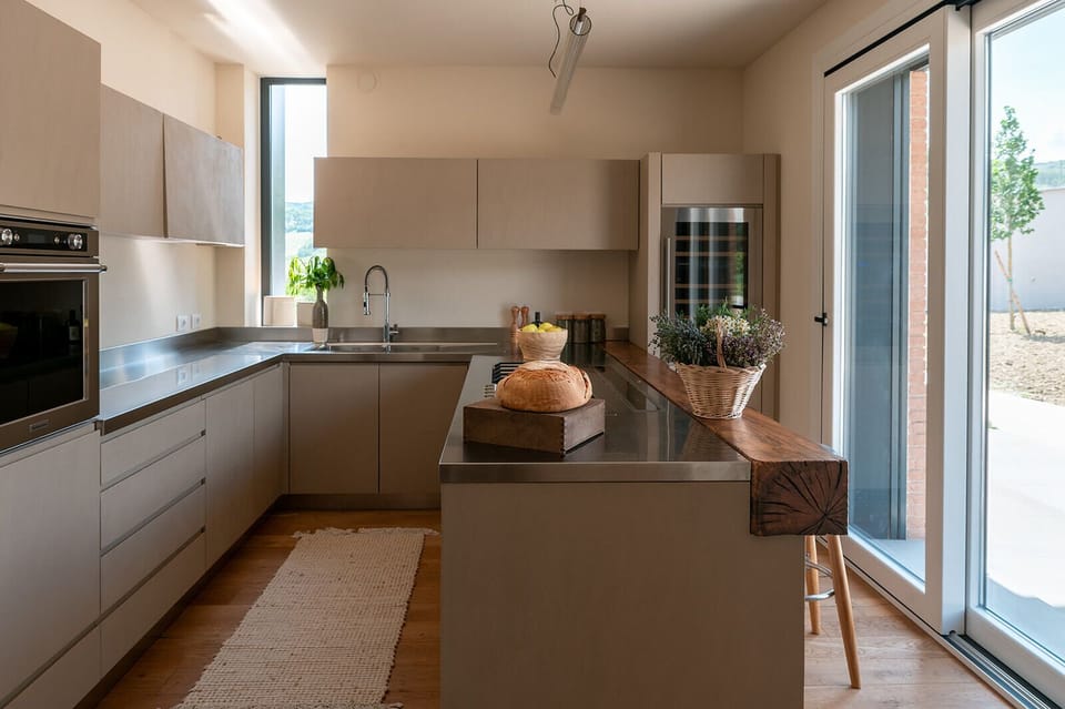 Full-size fridge, microwave, oven, stovetop