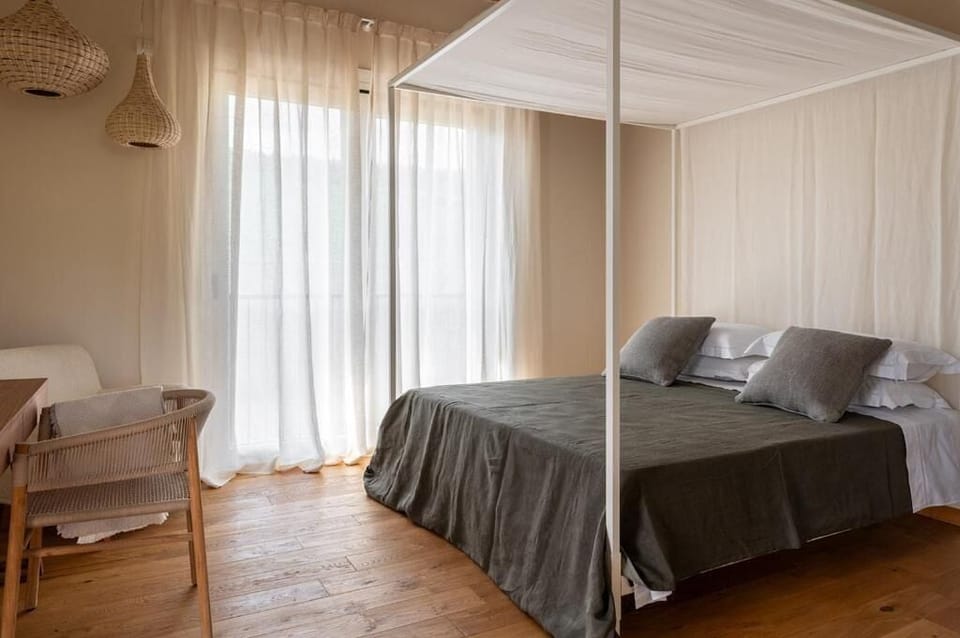 Premium bedding, pillowtop beds, free minibar items, desk