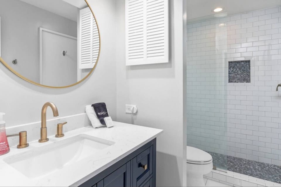 Guest room full bathroom
