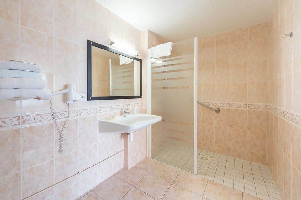 Standard Twin Room, 2 Twin Beds, Sea View | Bathroom | Hair dryer, towels