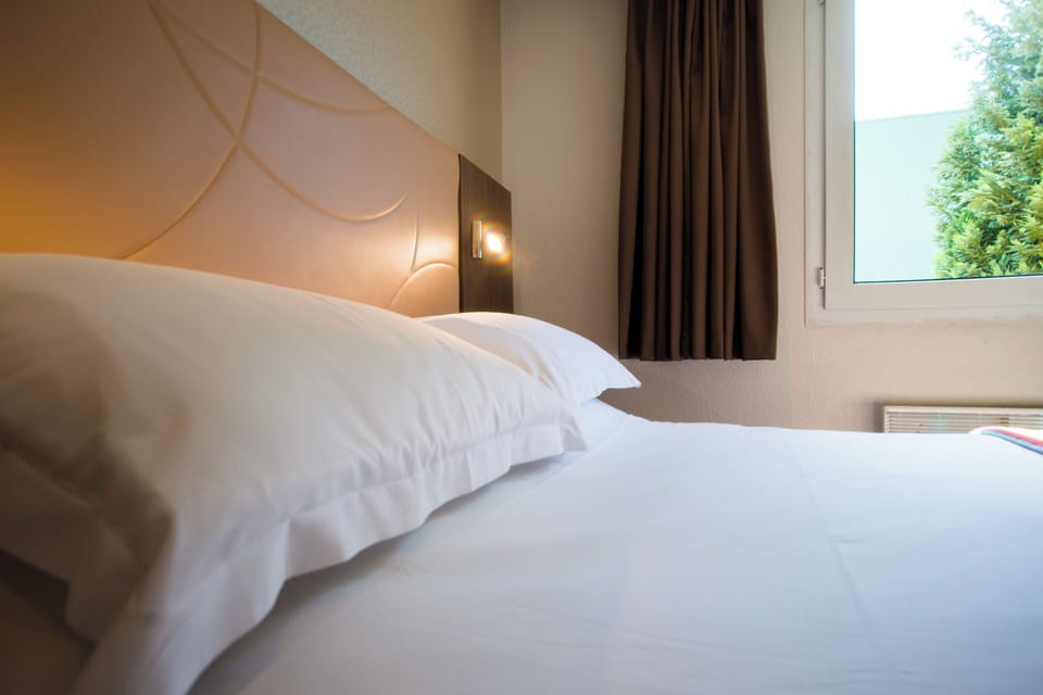 Standard Double Room | Desk, blackout drapes, soundproofing, iron/ironing board