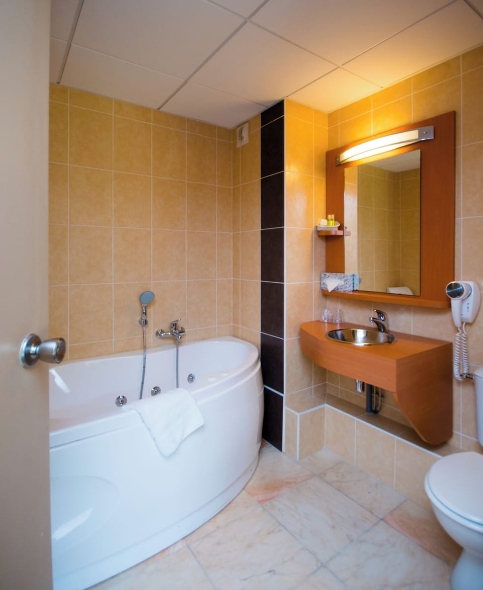 Superior Double Room | Bathroom | Free toiletries, hair dryer, towels