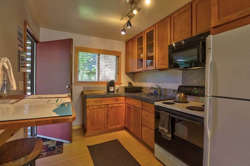 This kitchen is modern and has all the tools needed to prepare a good meal. 