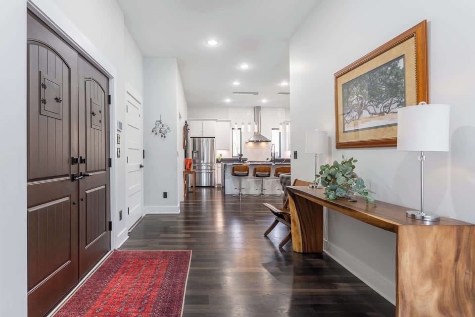 Welcoming entry space as you step inside the home