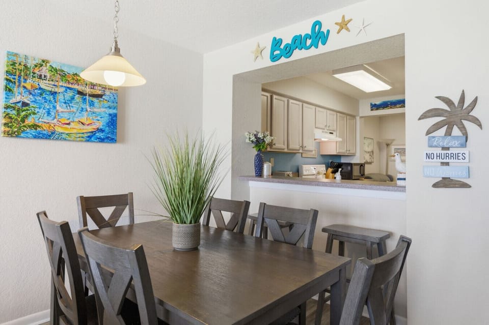 Dining Area with Seating for 6