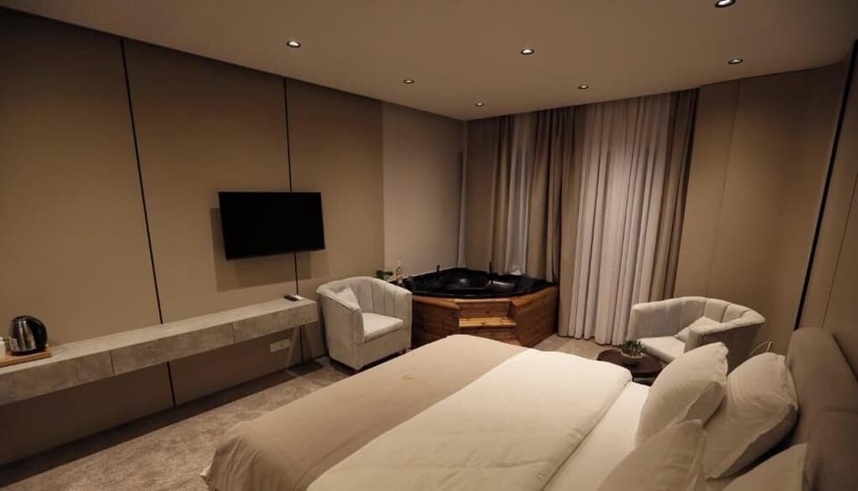 Double Room, Hot Tub, Garden View | In-room safe, blackout drapes, soundproofing, WiFi (free)