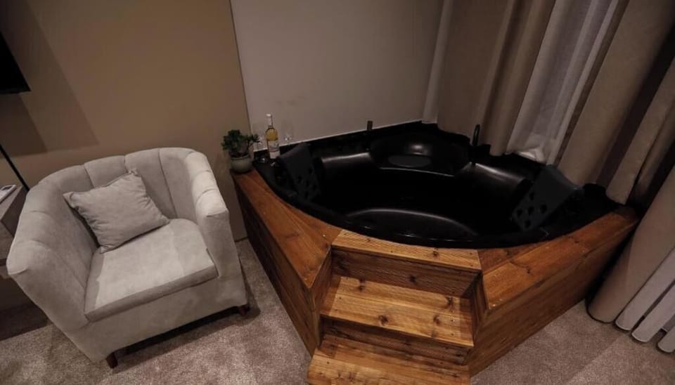 Double Room, Hot Tub, Garden View | Interior