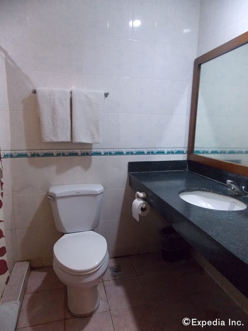 Family Suite | Bathroom | Shower, free toiletries, hair dryer, towels