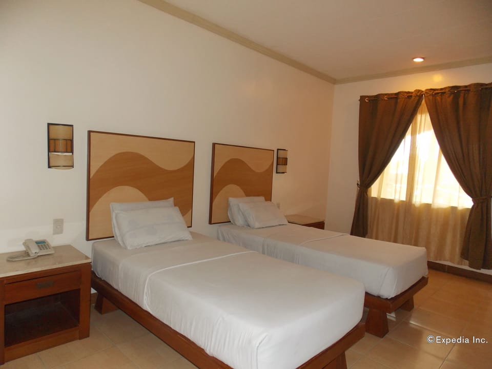 Businessman Suite | Desk, free WiFi, bed sheets