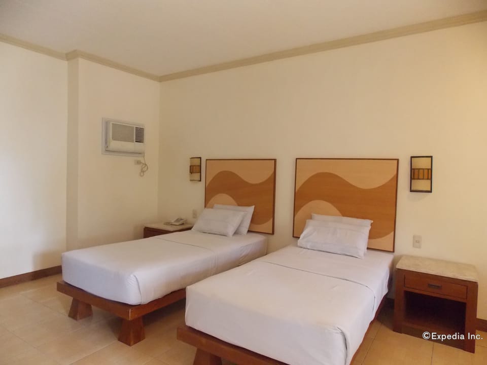 Businessman Suite | Desk, free WiFi, bed sheets