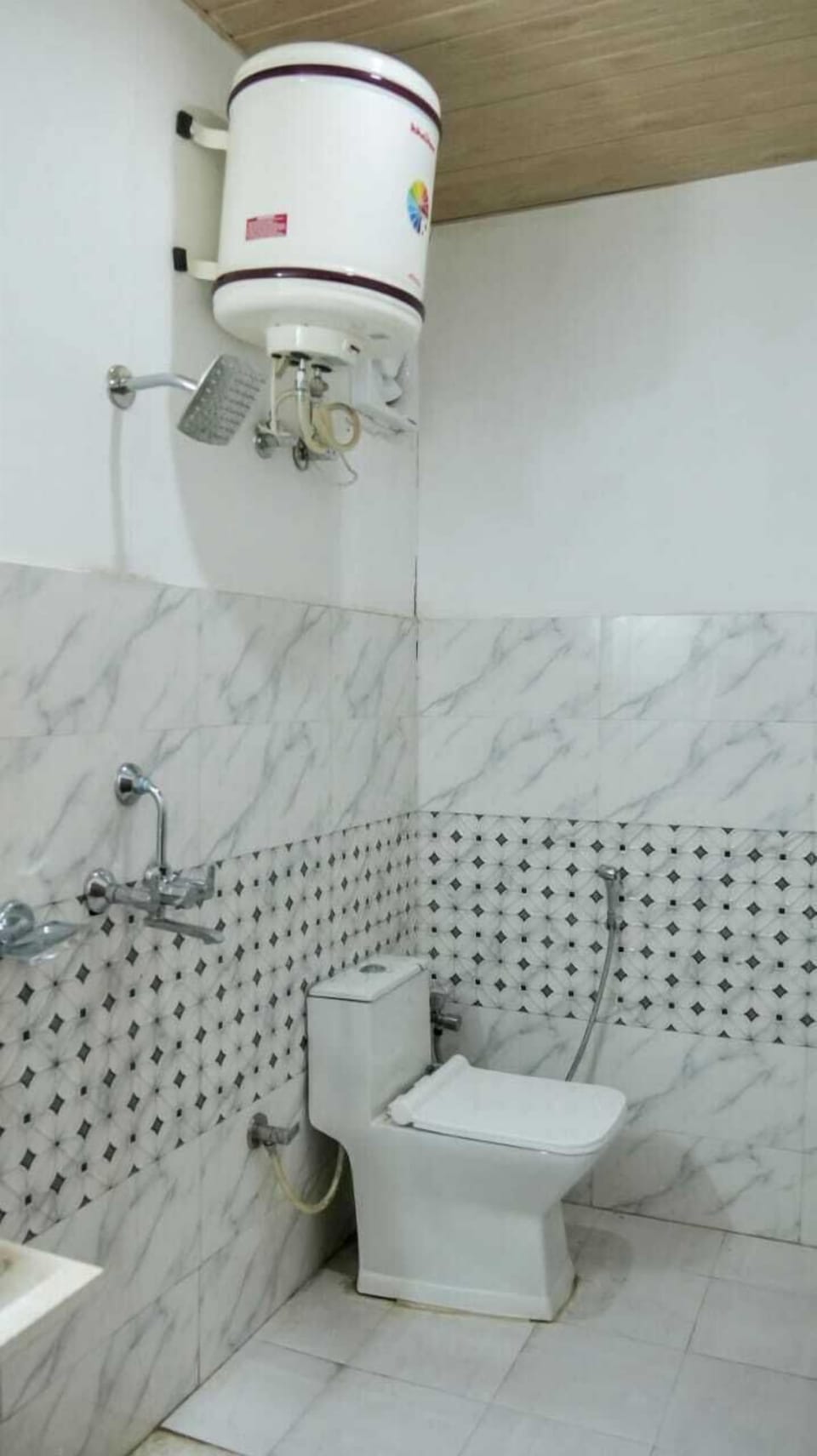 Deluxe Double or Twin Room, Patio, Mountain View | Bathroom | Shower, free toiletries, towels, soap