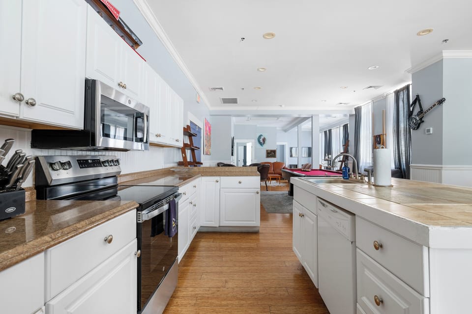 Nightlife Central! | Entertainment District Loft