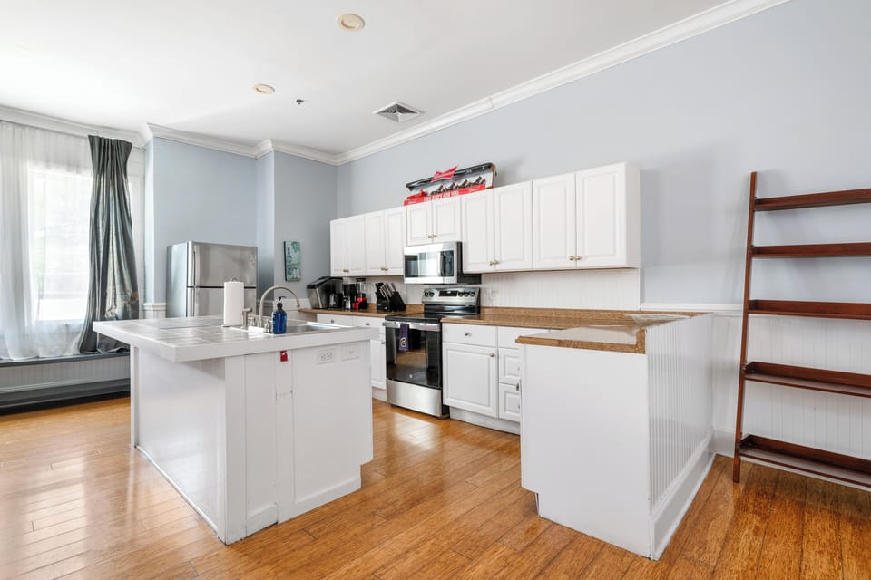 Nightlife Central! | Entertainment District Loft