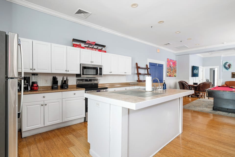 Nightlife Central! | Entertainment District Loft