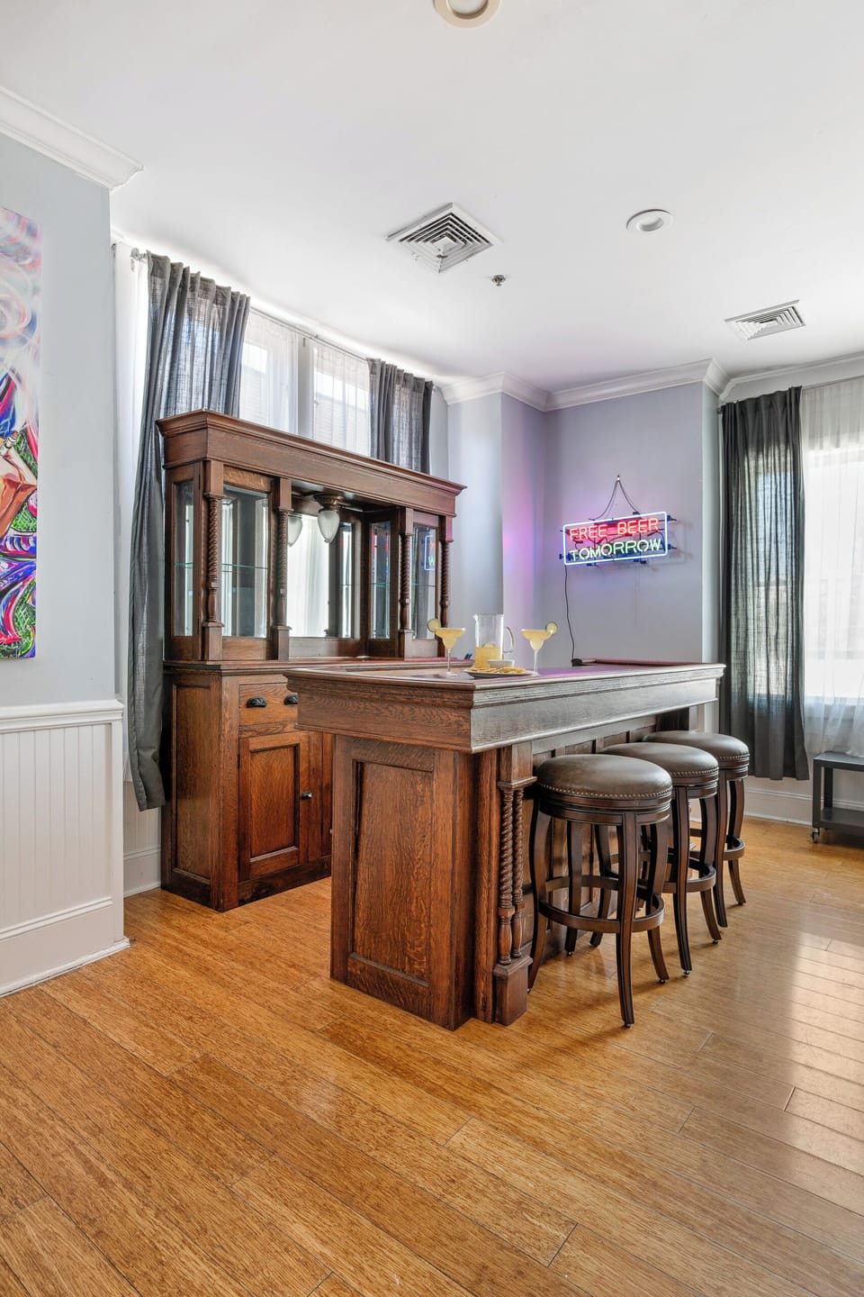 Nightlife Central! | Entertainment District Loft
