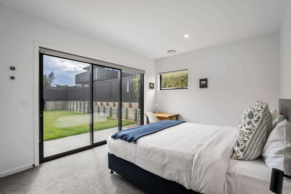 Bedroom with indoor-outdoor flow