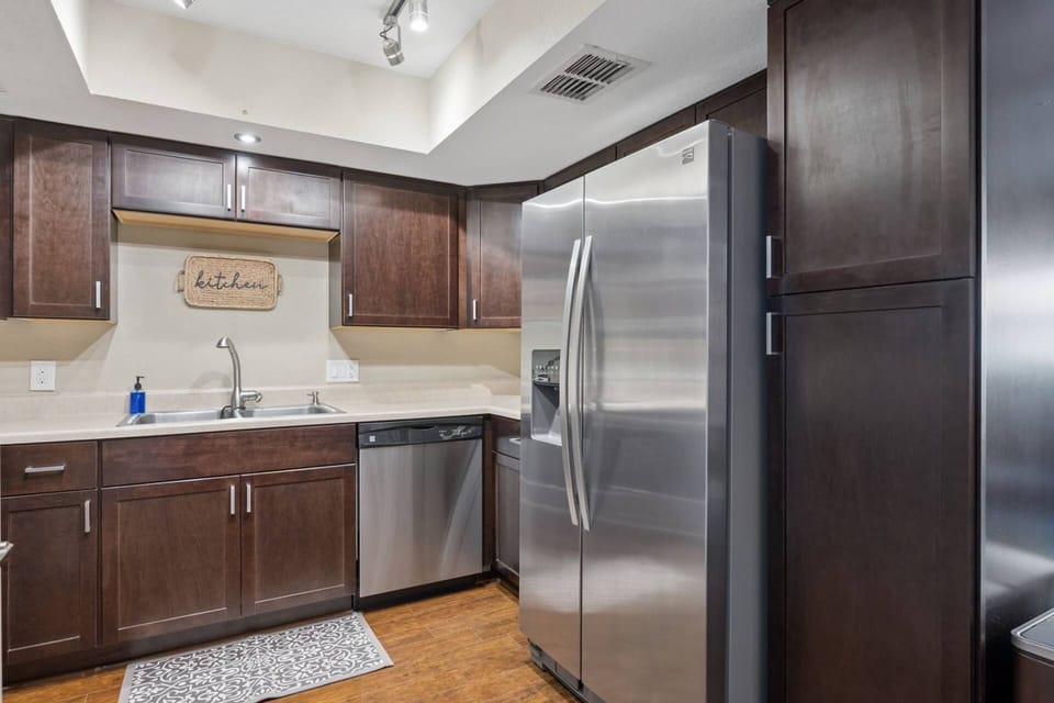 The kitchen has everything you need to prepare your meals