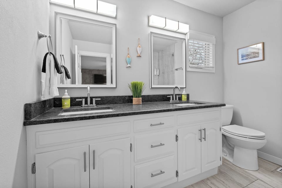 Private en suite primary bathroom!