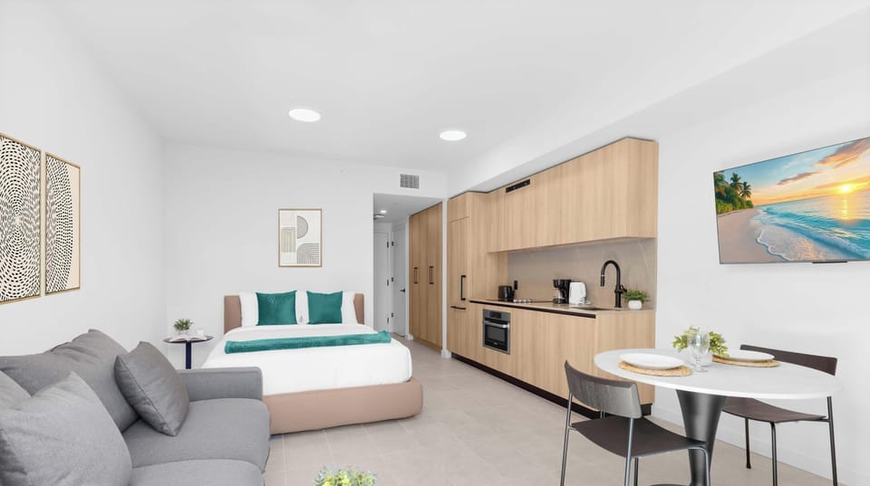 Studio - Queen bed -Sofa bed - Dining - Open layout 