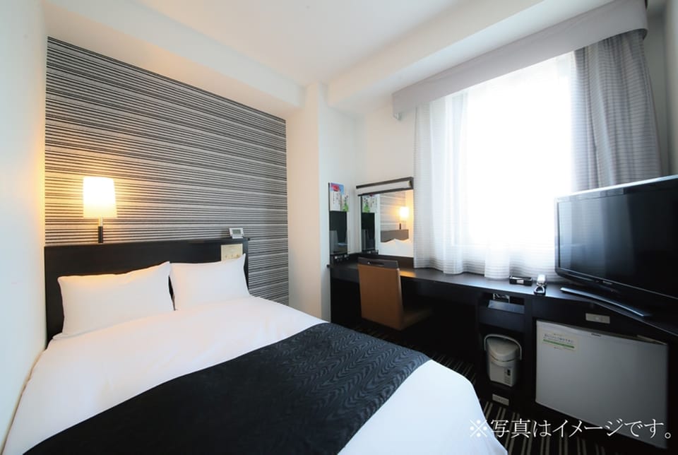 Premium bedding, desk, WiFi (free), bed sheets