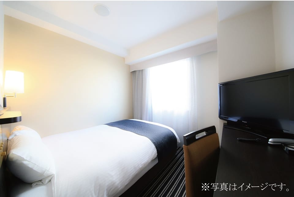 Premium bedding, desk, WiFi (free), bed sheets