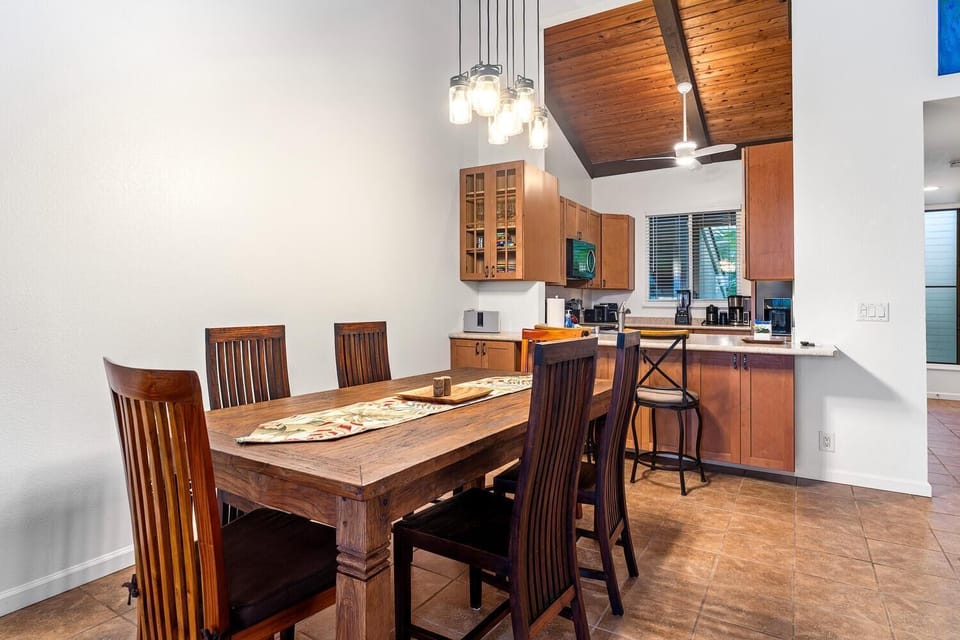 Condo, Multiple Beds (Kksr#7-304: Incredibly Private Top Fl) | Dining