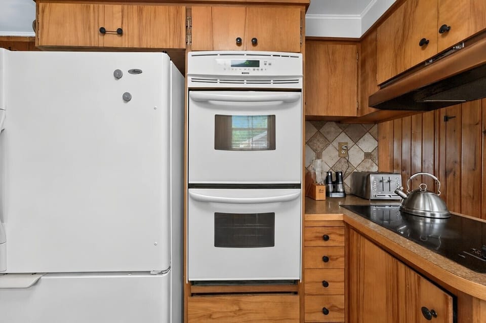 Kitchen | Double Oven | Electric Stove & Toaster