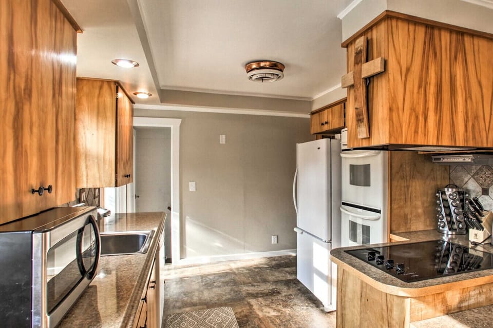 Kitchen | Rustic Finishes | Compact & Functional Layout