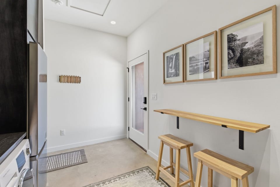 Kitchen eating area