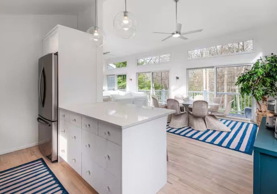 Superior Villa, Pool View | Living room