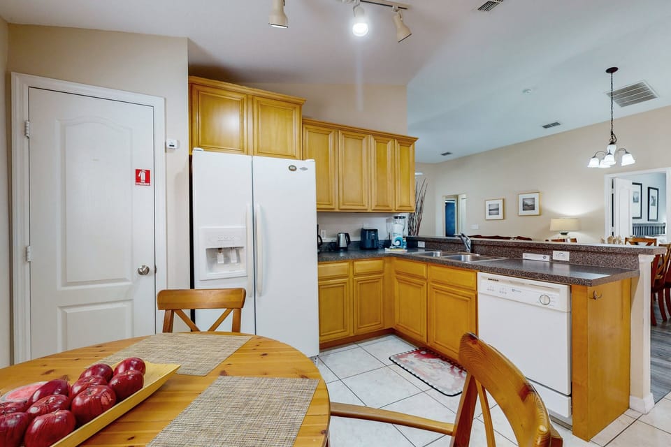 House, Multiple Beds, Pool Access, Pool View (Scrub Jay Sanctuary) | Private kitchen