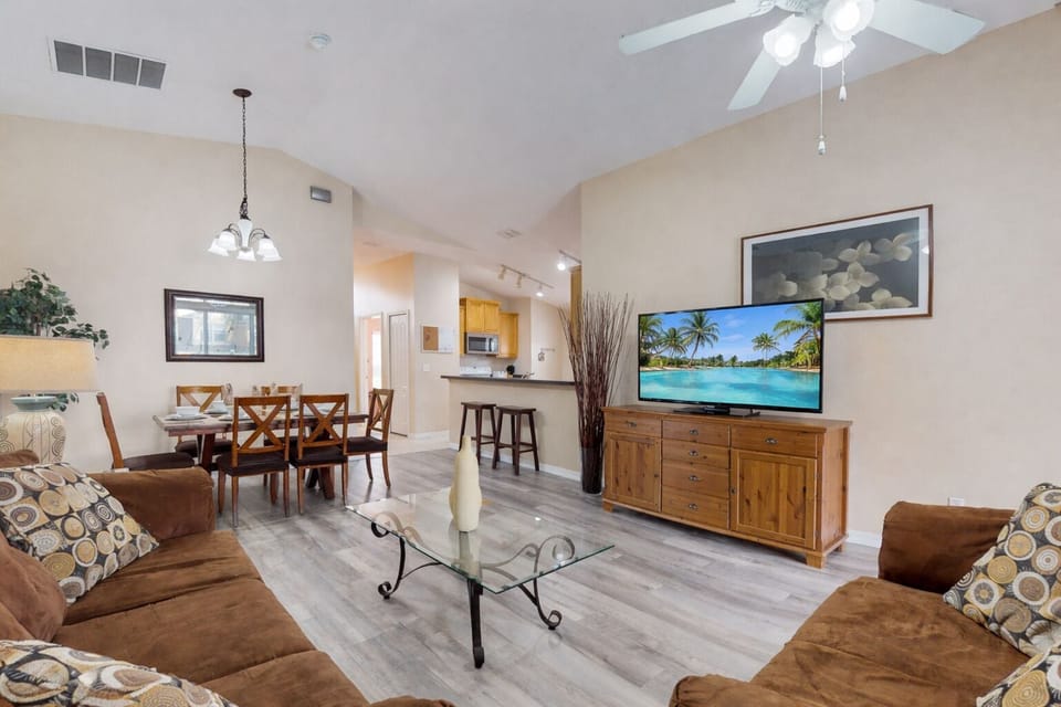 House, Multiple Beds, Pool Access, Pool View (Scrub Jay Sanctuary) | Living area
