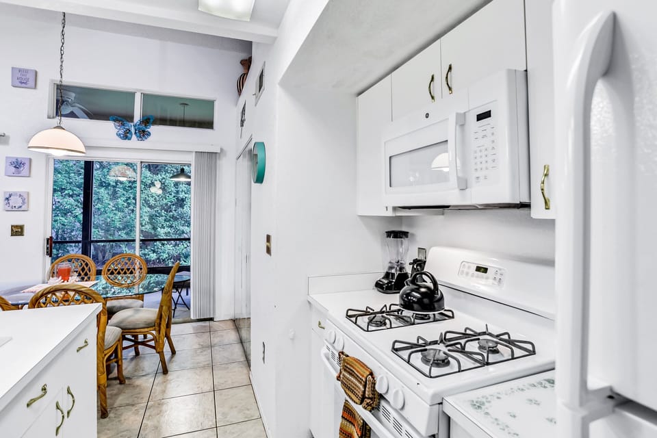House, Multiple Beds, Hot Tub, Pool View (Tranquility) | Private kitchen