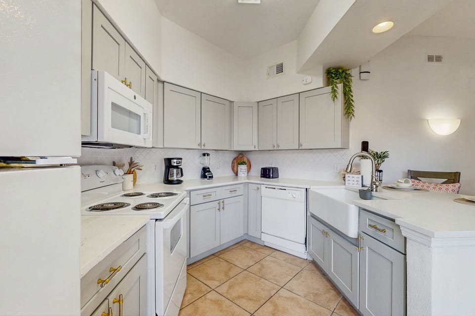 Condo, Multiple Beds, Balcony (A Worldquest Wonderland) | Private kitchen