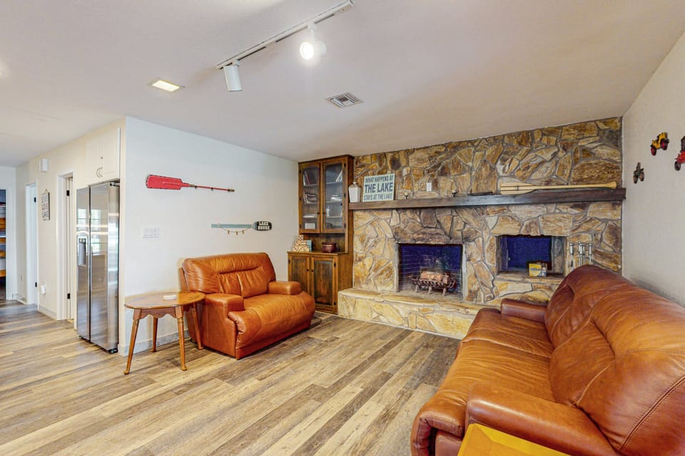 House, Multiple Beds, Kitchen (Lakefront Living) | Living area
