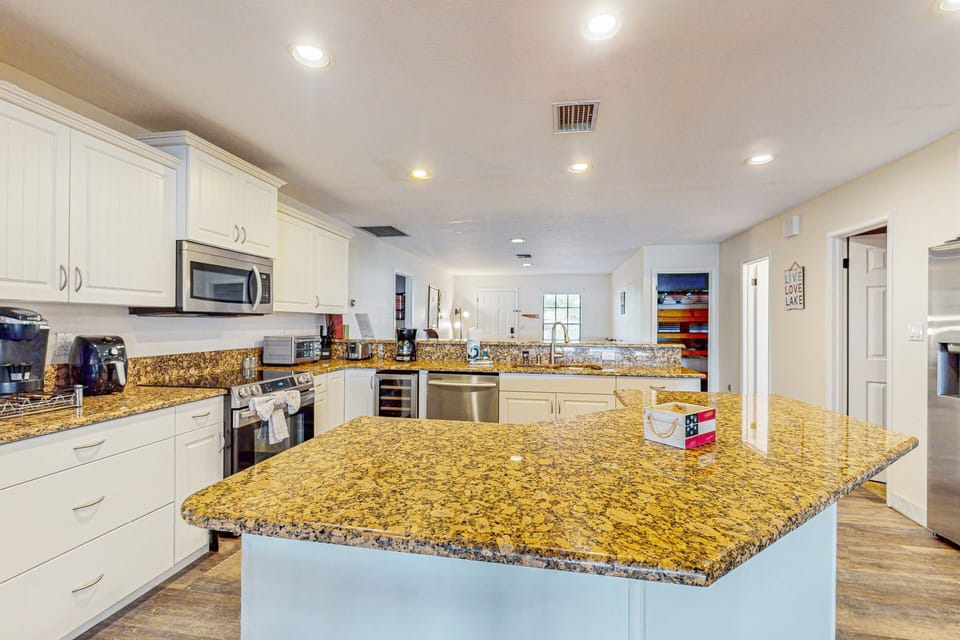 House, Multiple Beds, Kitchen (Lakefront Living) | Private kitchen