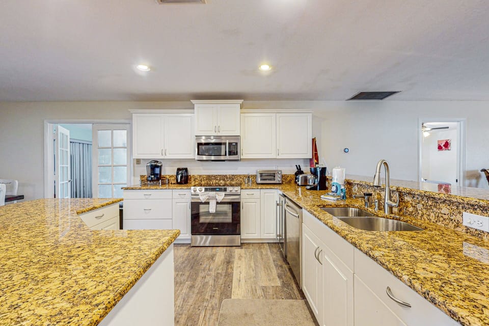 House, Multiple Beds, Kitchen (Lakefront Living) | Private kitchen
