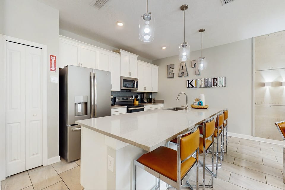 House, Multiple Beds, Pool Access, Pool View (Sunshine & Storybook Stays) | Private kitchen