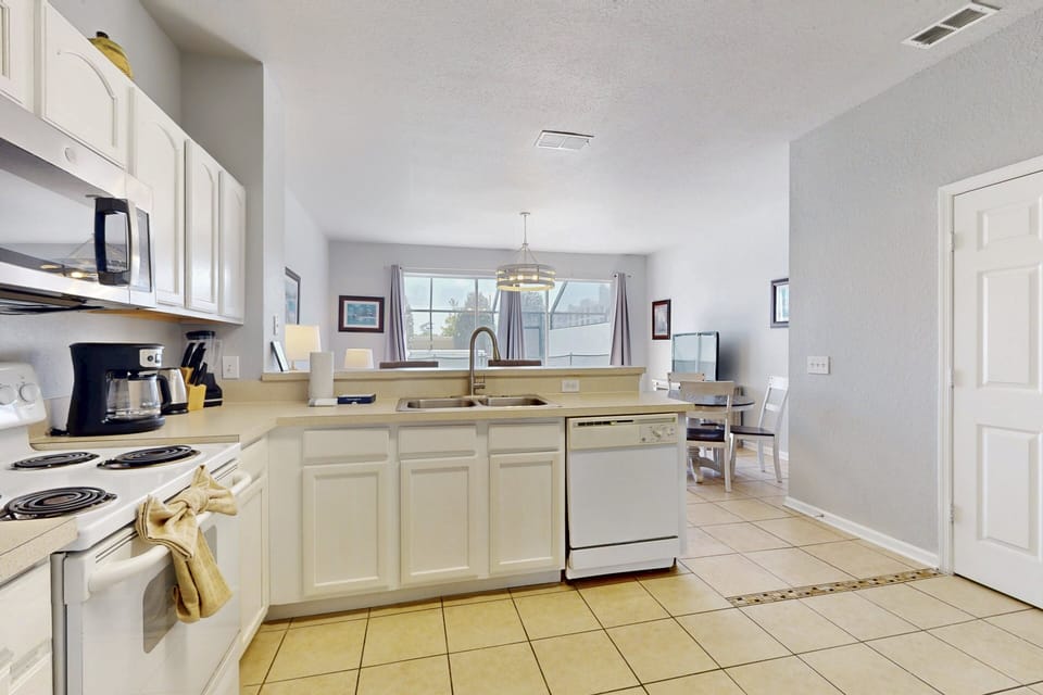 House, Multiple Beds, Pool Access, Pool View (The Cozy Cove) | Private kitchen