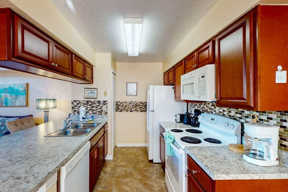 Condo, Multiple Beds, Hot Tub, Pool View (Laguna Bay's Dream Condo) | Private kitchen