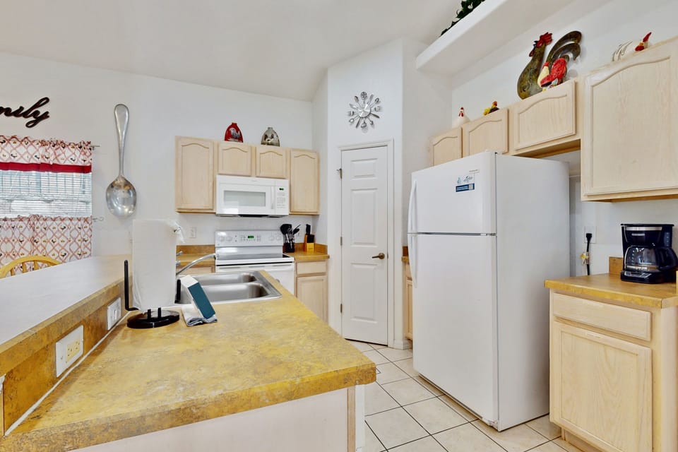 House, Multiple Beds, Pool Access, Pool View (Seven Dwarf's Hideaway) | Private kitchen