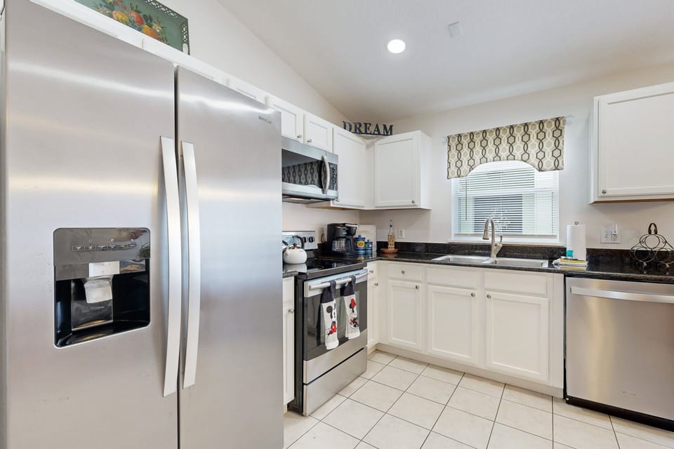 House, Multiple Beds, Pool Access, Pool View (Sundown Oasis) | Private kitchen