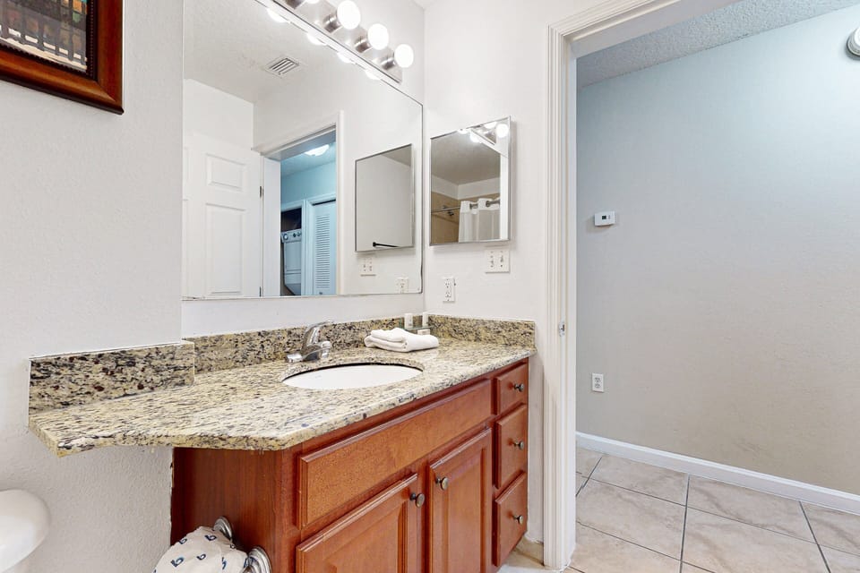 Comfy Condo With Central AC, Wifi, Private Washer/dryer Minutes to Theme Parks Apartment in Orlando
