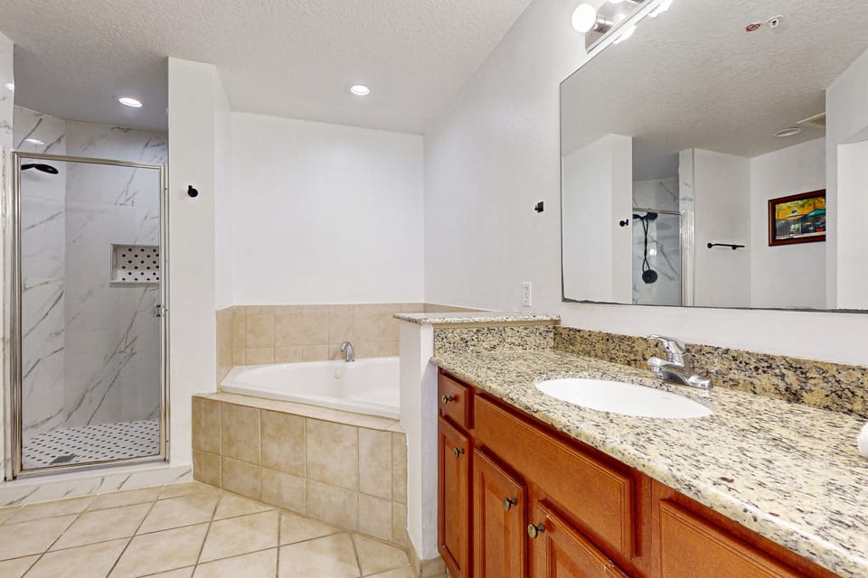 Comfy Condo With Central AC, Wifi, Private Washer/dryer Minutes to Theme Parks Apartment in Orlando