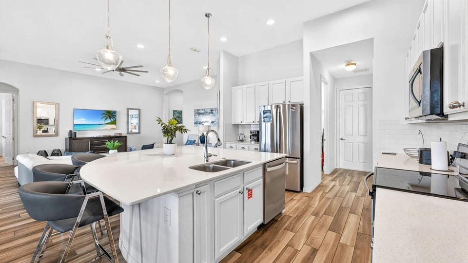 House, Multiple Beds, Pool Access, Pool View (Lakeside Living) | Private kitchen