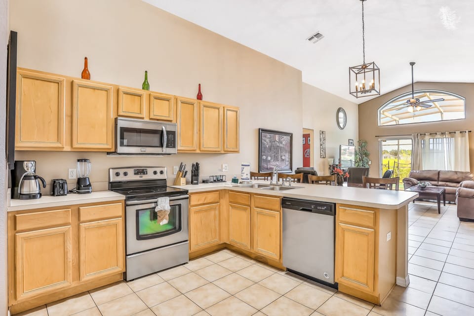 House, Multiple Beds, Pool Access, Pool View (Davenport Spacious Family Retreat) | Private kitchen