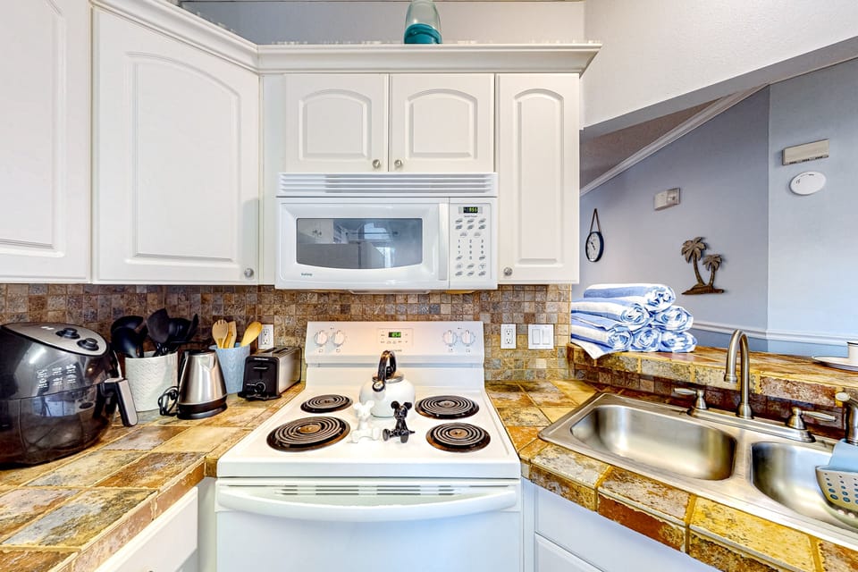 Condo, Multiple Beds, Pool Access (The Pink Flamingo, Apt B) | Private kitchen