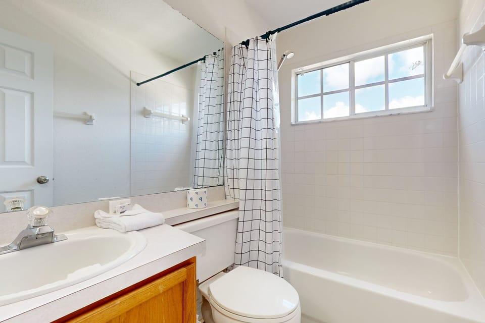 Easy-to-reach Home With Private Screened Pool, Lanai, & AC - Snowbird-friendly House in Kissimmee