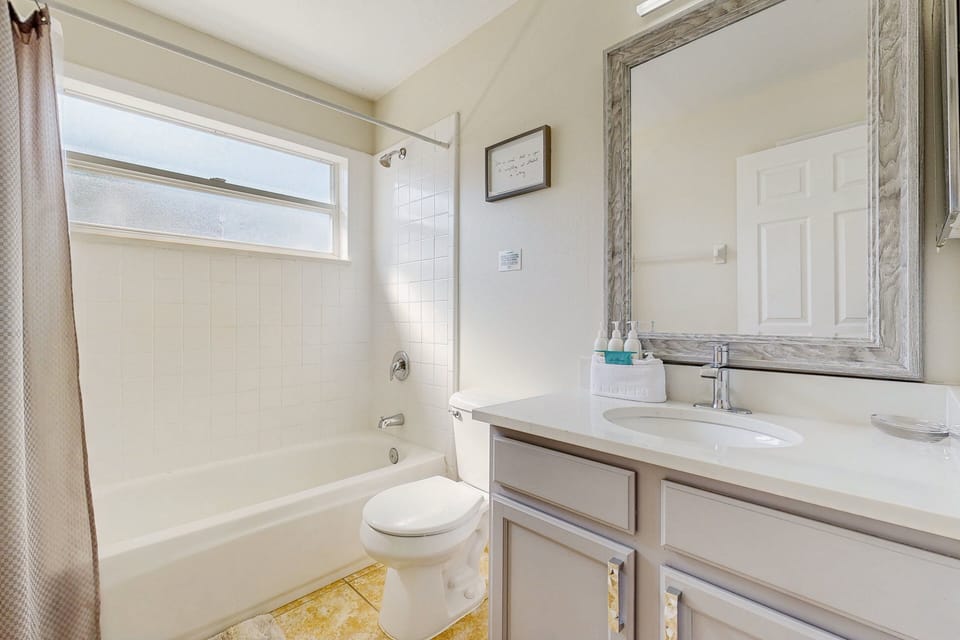 Bright 3BR Pool Home With Screened Lanai, Jacuzzi & Near Disney Parks House in Kissimmee